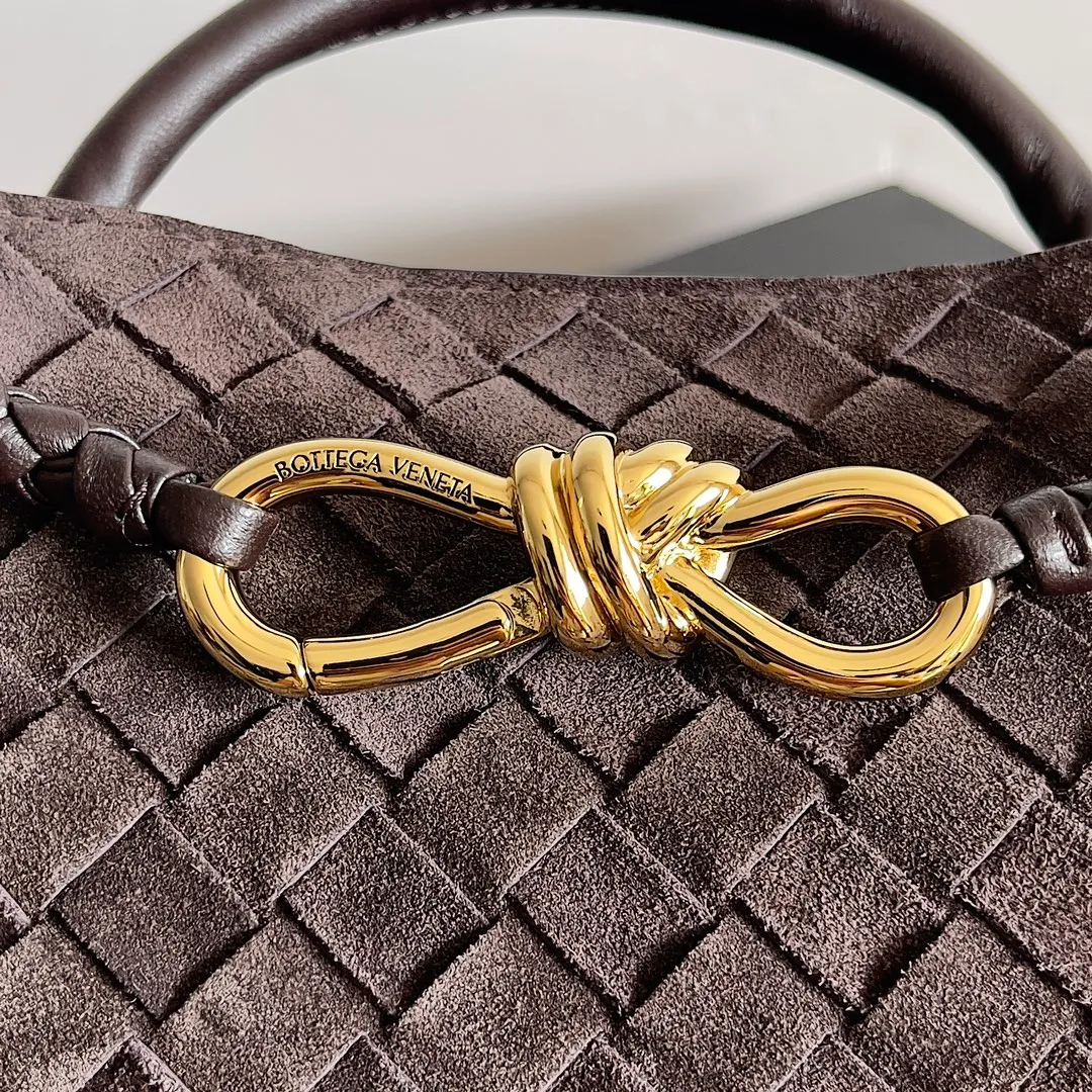 The 2023 new Andiamo batch of 1960 BV has been shipped‼ ️Really popular🔥The new Andiamo woven handbag launched by Bottega Veneta this season is really popular all over the world! ! Celebrities at home and abroad have worn it, and Oscar-winning actress Michelle Yeoh has taken it out on the street. Song Jia, Trai Yara, Yu Feihong, Sanji Ayaka, Rosie Hunting-Whiteley, Yoshioka Riho, etc. have all picked up this bag. It is classic and versatile, showing off its temperament, and the bag capacity is also large, which is very convenient for daily commuting! ! A variety of carrying methods, the shoulder straps can be adjusted by yourself, the original lambskin feels soft and delicate, and the neutral style is made to break gender boundaries and bring a more practical and longer-lasting use experience. Andiamo, which has both elegant and casual styles, perfectly interprets the true appearance of "fashionable old money style". Style number: 743568 (suede) Size: 25*22*10.5cm